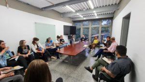 Reunião do nosso grupo com pesquisadores da Universidade de Antioquia, Adriane, de amarelo, ao fundo.